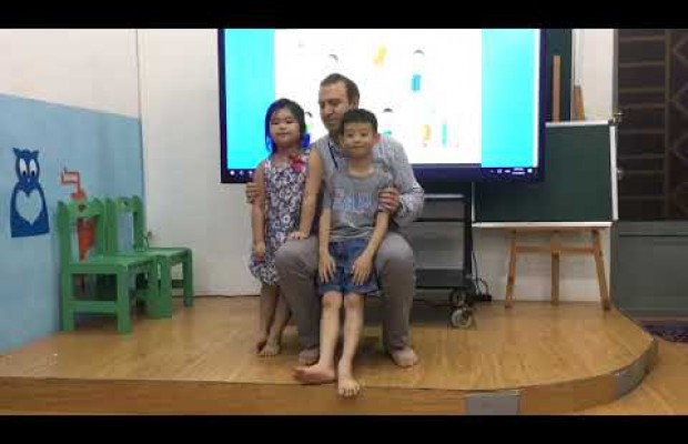 Tam ca ấn tượng của Thầy Alex và Bé Khánh Ngân 5 tuổi và bé Huỳnh Long 7 tuổi nào.